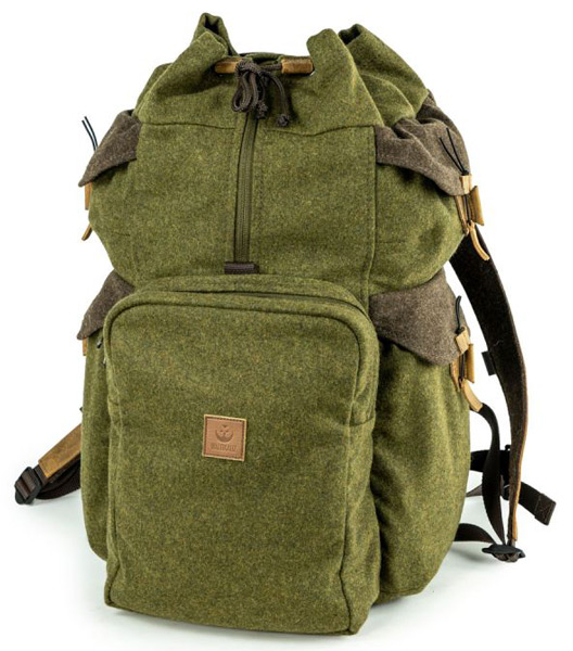 Waldkauz Jagdrucksack Optikauz, Klappe des grünen Rucksacks ist geöffnet, eine Kordelzug und Reißverschluss sind sichtbar, Vorderansicht
