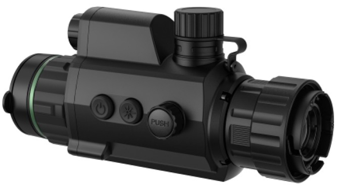 Hikmicro Nachtsichtvorsatzgerät Cheetah C32F 940 nm schräg von vorne mit geschlossener Abdeckkappe