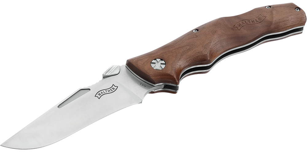 Geöffnetes Walther Klappmesser AFW mit ergonomisch geformtem Holzgriff, markanter Klingenform und Metallakzenten am Griffende.