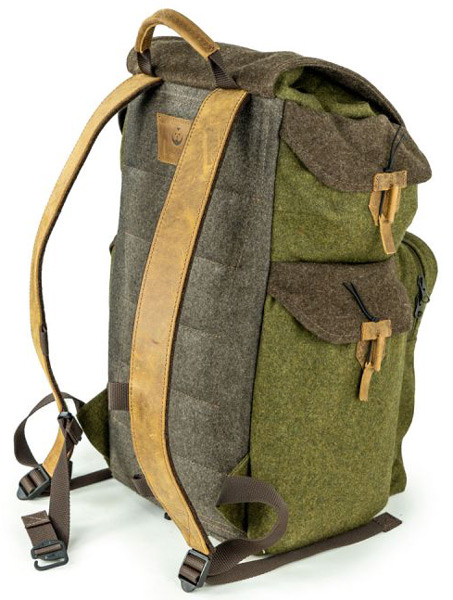 Jagdrucksack Optikauz, Ansicht schräg von der Seite, sichtbar sind der Rücken sowie die Träger und die seitlichen Taschen des Rücksacks