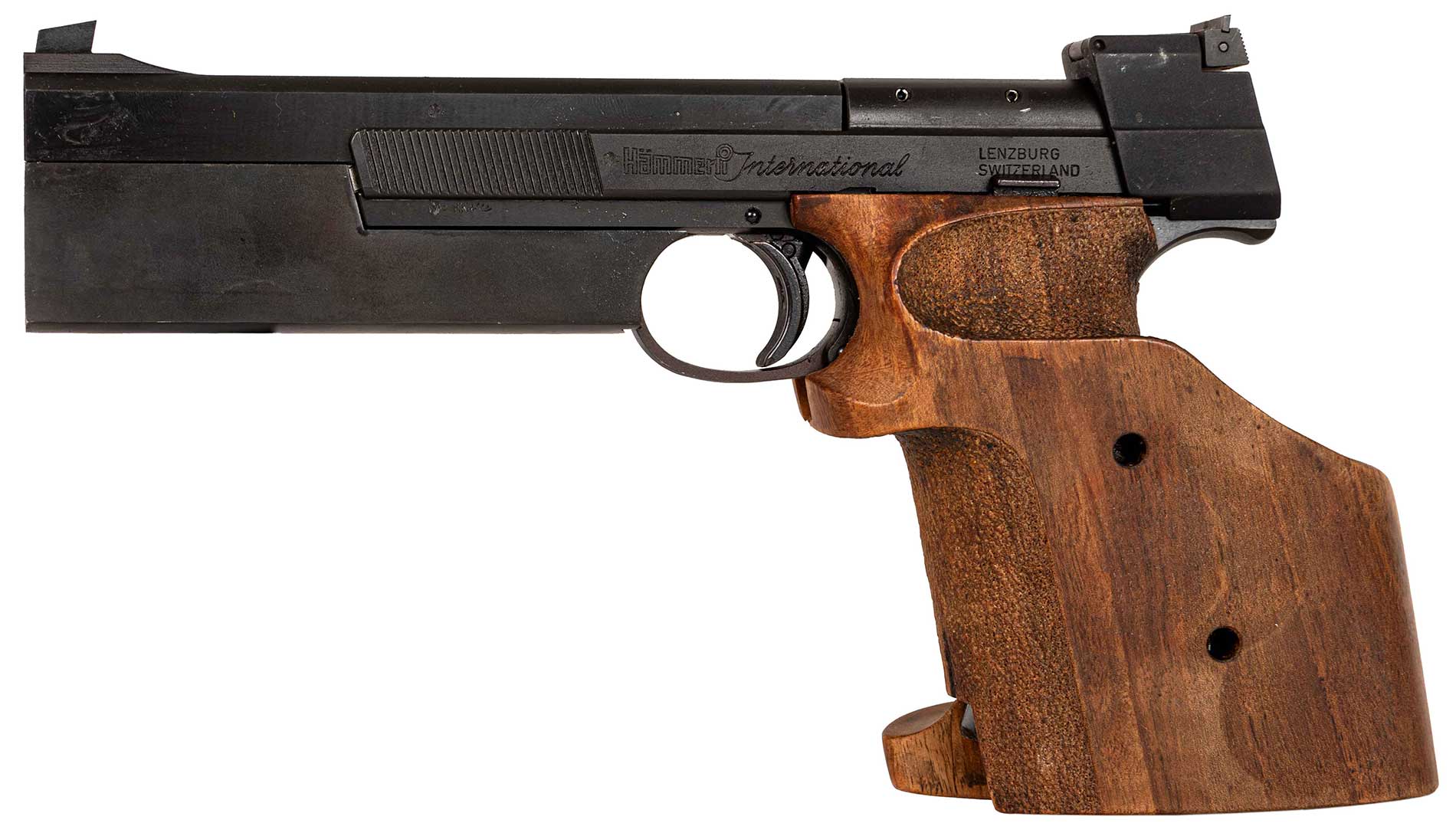haemmerli 208 sportpistole kaliber 22lr linke ansicht mit sportgriff rechts zweitem magazin und ersatzteilen