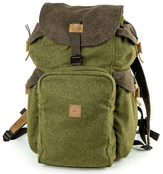 Waldkauz Jagdrucksack Optikauz, waldgrüner Rucksack mit Schnallenverchluss, kleine braune Applikation mit Waldkauz-Logo, abgebildet von vorne, gefertigt aus Loden