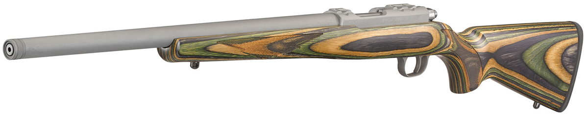 Ruger 77 17 Hornet Green Mountain, von links abgebildet und zur Kamera gedreht sodass Mündung sichtbar ist, leicht geneigt mit einem Blick von oben auf die Waffe