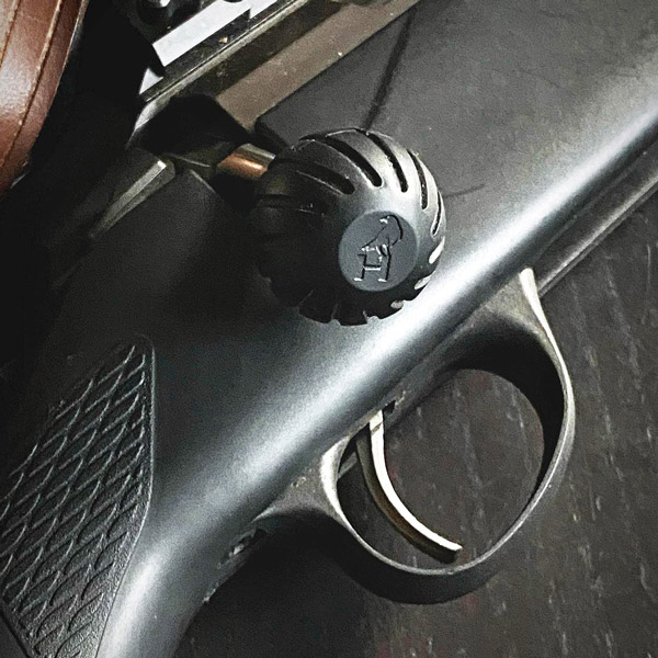 HuntTech Gummi Kammergriffkugel, befestigt an Waffe, Perspektive schräg von unten
