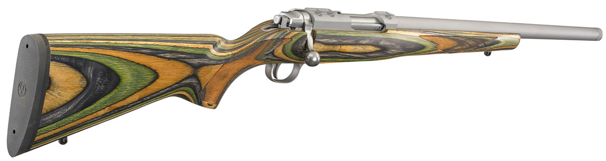 Ruger 77 17 Hornet Green Mountain, Ansicht auf den Schaft von hinten, leicht schräg geneigt sodass auf den Lauf geschaut werden kann