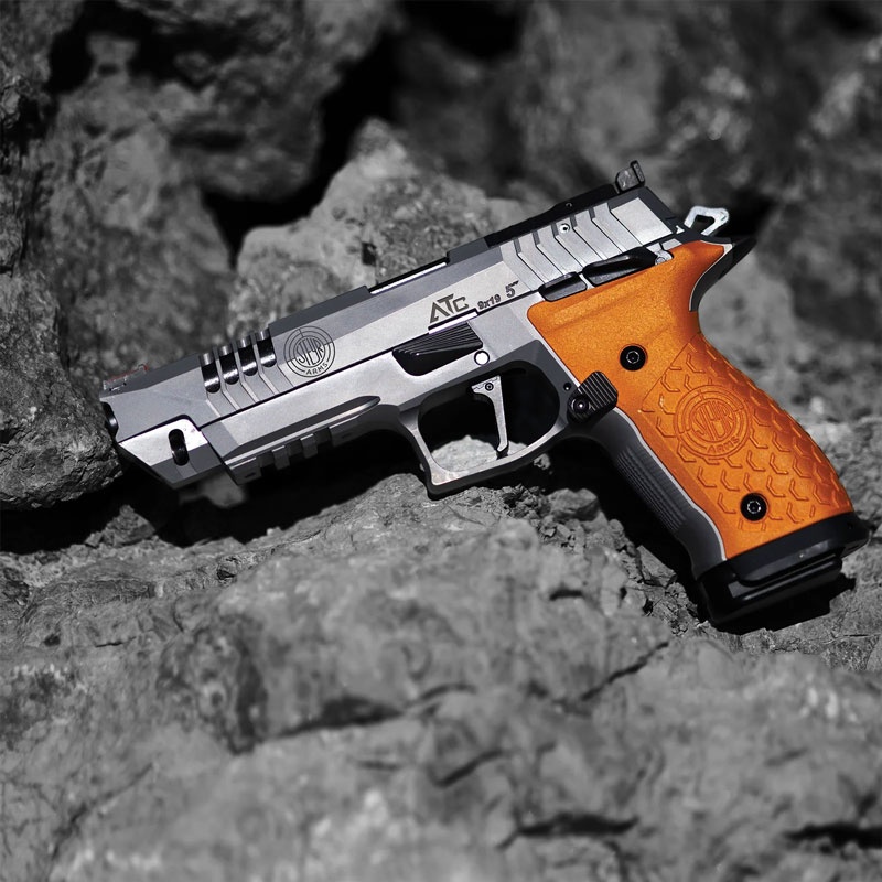 ATC Rock 5 OR von Steyr, für Stimmungsbild auf felsigem Untergrund abgelegt