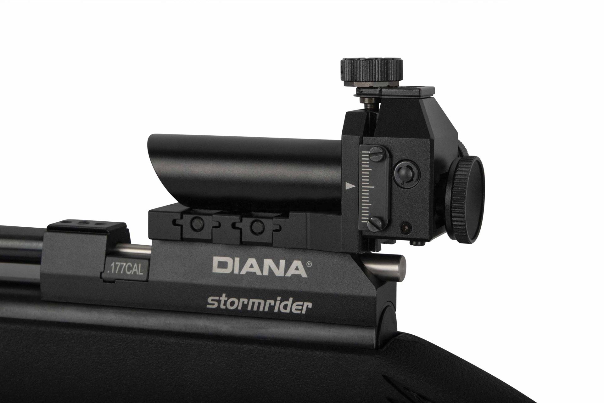 Detailansicht der Diana Stormrider Sport mit montiertem Diopter am Lauf, sichtbarer Laufaufnahme und seitlichem Spannhebel am System.