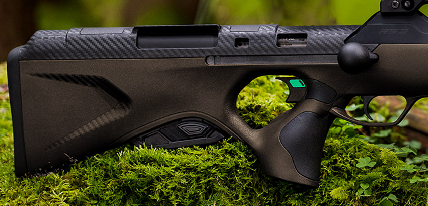 Walther RS3 Pro Chestnut, Hinterschaft der dunkelbraunen Repetierbüchse mit Magazin im Schaft und Handspanner im Daumenloch am Pistolengriff