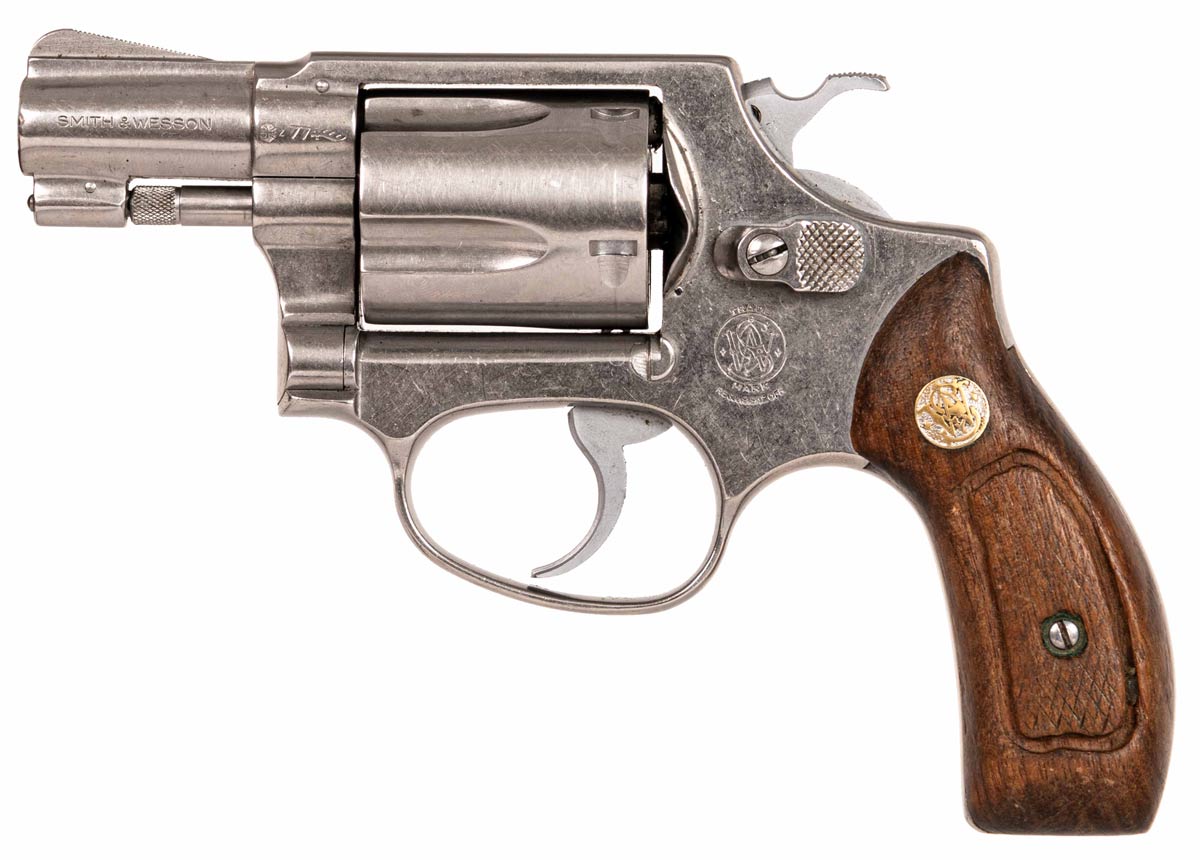 Smith & Wesson 60 Revolver mit Holzgriffschalen, .38 Special, linke Seite