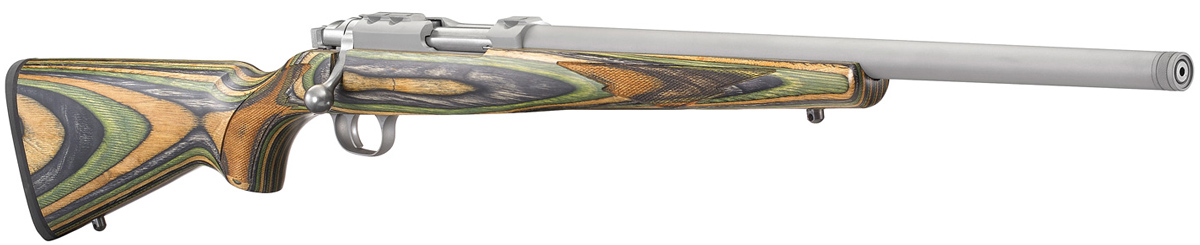 Ruger 77 17 Hornet Green Mountain, von der rechten Seite gezeigt und leicht zur Kamera gedreht sodass die Mpndung gut zu erkennen ist