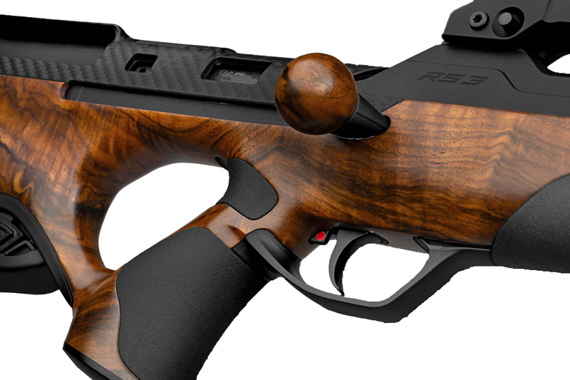 Walther RS3 Heritage Fourstar, Foto zeigt den Bereich des Abzugs sowie die Kammer und Holz-Kammergriffkugel, auch das Daumenloch des Schaftes ist sichtbar